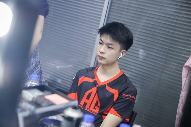 Scout四杀斯莫德五斩Tarzan Zika鳄鱼单吃Xiaohu LNG先下一城